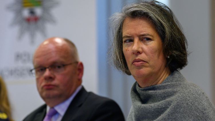 Sachsen-Anhalts Innenministerin Zieschang nennt die Chatnachrichten "eine Schande". 