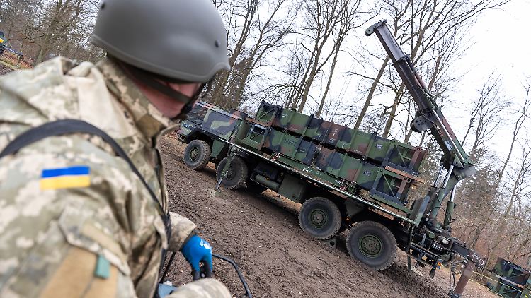 Sechs Tage in der Woche lernen ukrainische Soldaten den Umgang mit einem Patriot-Luftabwehrsystem. 