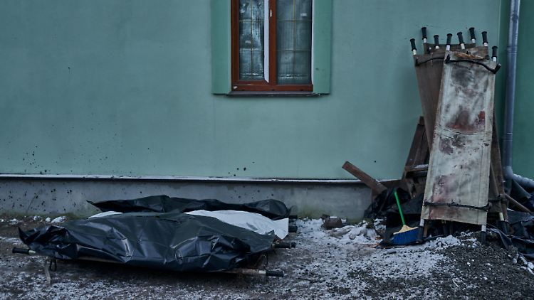 In Bachmut ist "alles mit Leichen zugedeckt", berichtet Helferin Hamaza aus der ostukrainischen Stadt. 