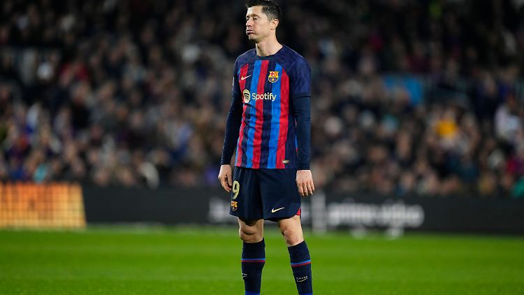 Robert Lewandowskis FC Barcelona steht unter Druck.