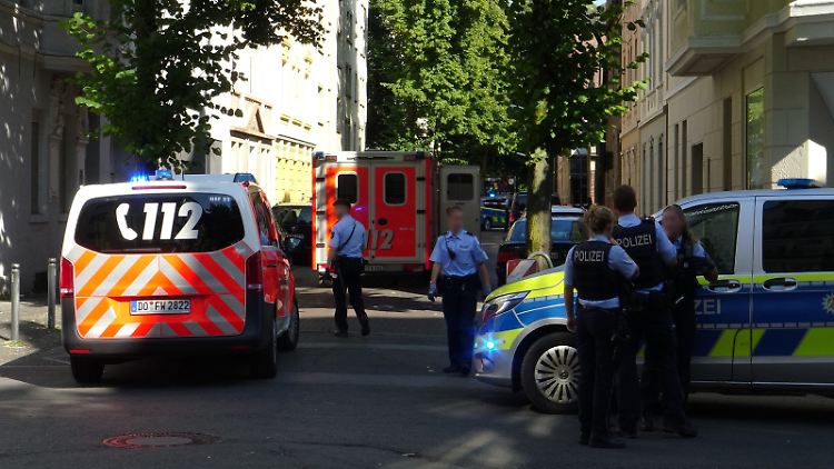 Polizeibeamte beim Einsatzort in der Holsteiner Straße in Dortmund im Sommer 2022.