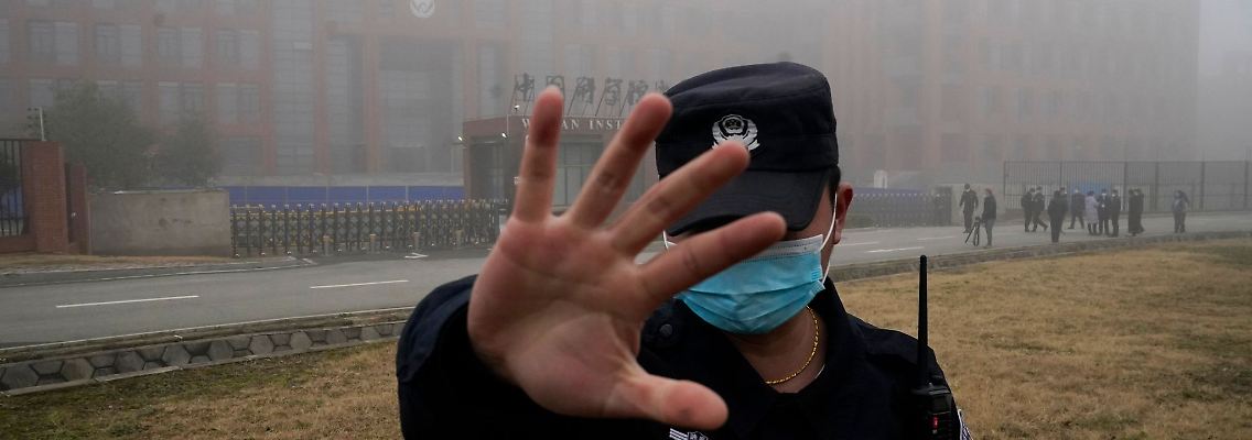 Ein Security-Mitarbeiter versucht im Februar 2021 vor dem Institut für Virologie in Wuhan, Journalisten am Fotografieren zu hindern. China hat die Hypothese stets zurückgewiesen, dass das Coronavirus aus dem Labor entwichen sein könnte.