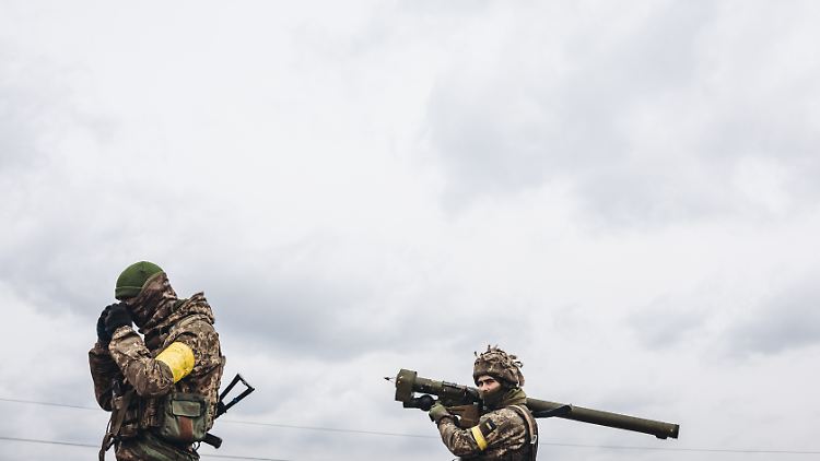 Ein Soldat der ukrainischen Armee zielt mit einer Flugabwehrrakete (Archivbild).