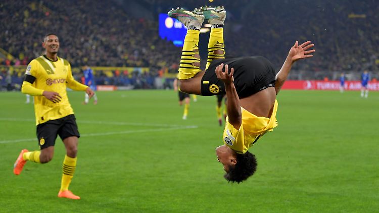 BVB-Matchwinner Karim Adeyemi (r) jubelte nach seinem Treffer mit einem Salto.