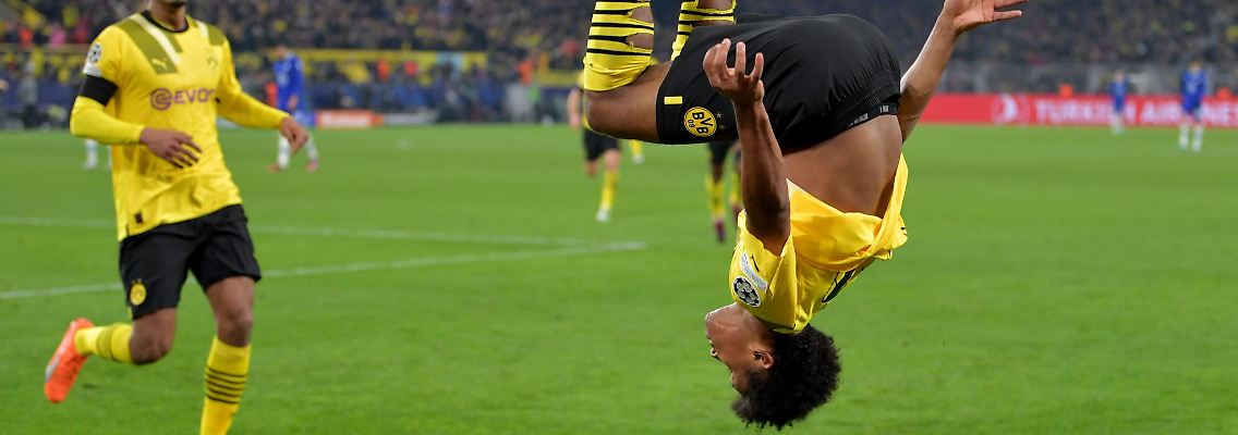 BVB-Matchwinner Karim Adeyemi (r) jubelte nach seinem Treffer mit einem Salto.