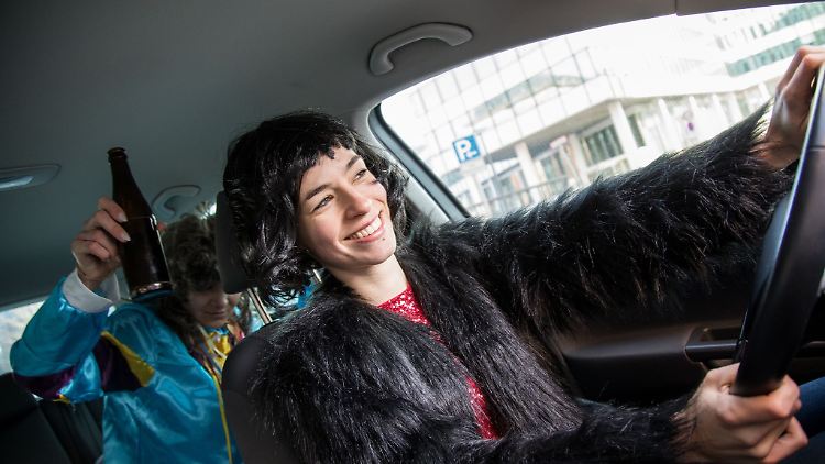 Halligalli und Highlife gern auf der Karnevalsparty - aber im Straßenverkehr und hinter dem Steuer eines Autos gelten dieselben Regeln wie sonst auch.