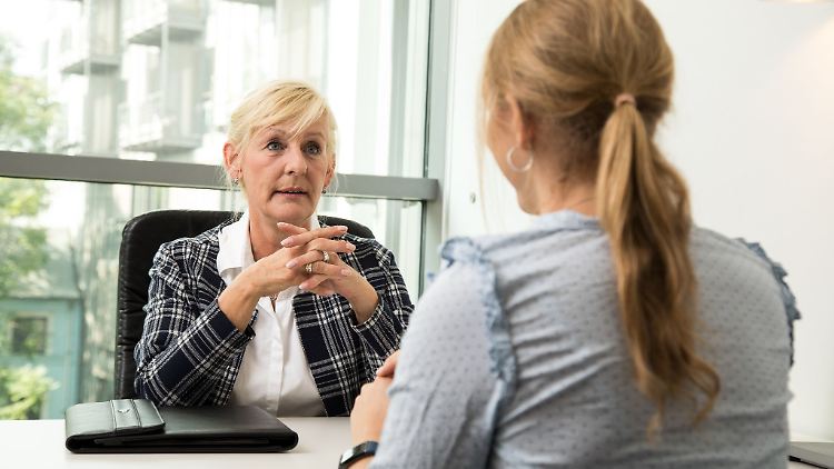 Auch wenn die Emotionen hochkochen: Wird einem in der Probezeit gekündigt, sollte man im Gespräch mit dem Arbeitgeber sachlich bleiben.