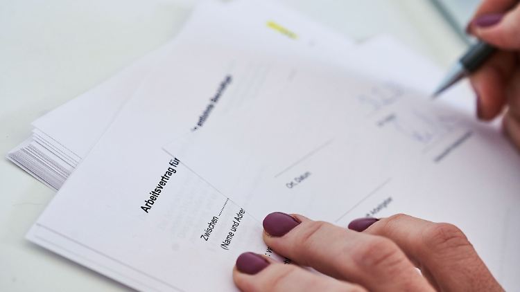 Das Bundesarbeitsgericht verhandelt in Erfurt einen Fall, bei dem es um die Benachteiligung einer Frau bei der Bezahlung geht.