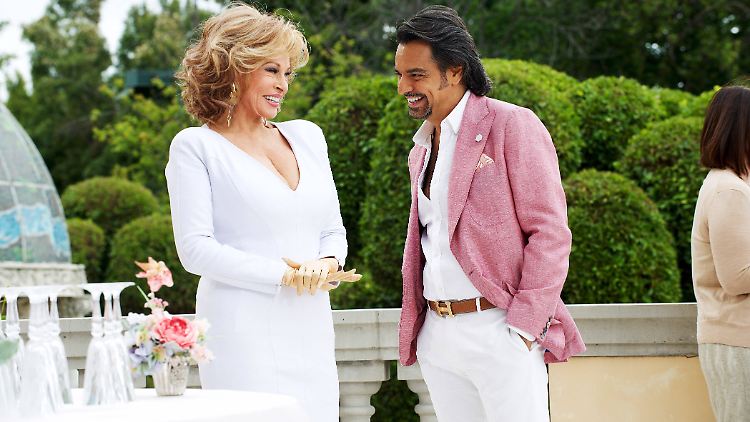 Raquel Welch und Eugenio Derbez in "How to be a latin lover".