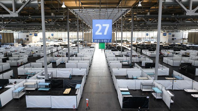 In der Messe Hannover werden Betten für Geflüchtete bereitgestellt. 