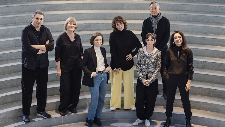 Die Internationale Jury 2023: Radu Jude, Valeska Grisebach, Carla Simón, Francine Maisler, Kristen Stewart, Johnnie To und Golshifteh Farahani (v.l.)