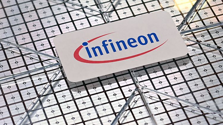 Die Nachfrage nach Chips für Smartphones, PCs oder Notebooks nimmt ab, wohingegen die Autoindustrie immer mehr davon braucht.