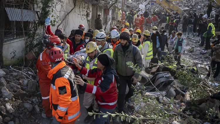 Kurz zuvor befreiten Rettungskräfte in Antakya eine Frau und zwei Kinder aus den Trümmern.