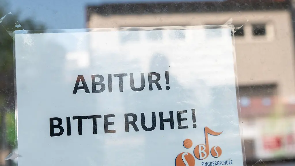 Ein-Zettel-mit-der-Aufschrift-Abitur-Bitte-Ruhe