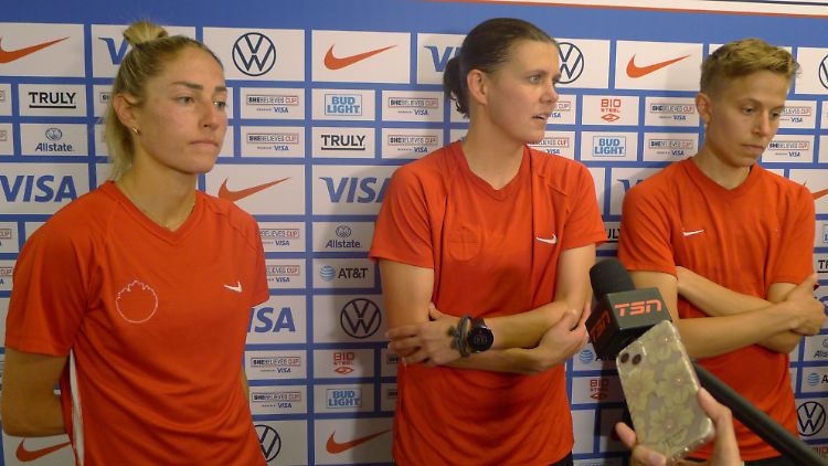 Janine Beckie, Christine Sinclair und Quinn zeigen ihren Protest mit umgedrehten Trikots.