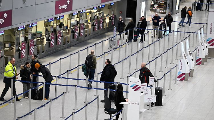 Der Flughafen Nürnberg vermutet, dass es sich um eine DDos-Attacke handelt, bei der Server gezielt mit Anfragen bombardiert werden.