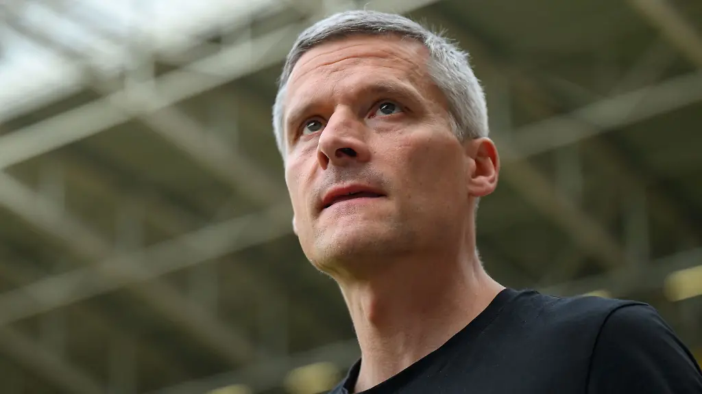 Ruediger-Ziehl-steht-im-Rudolf-Harbig-Stadion