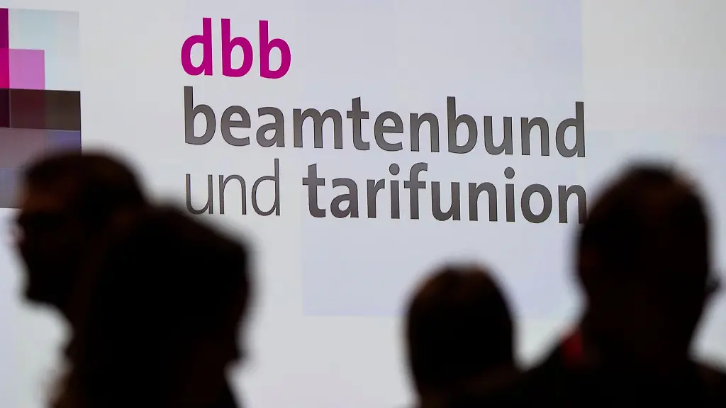 Delegierte-nehmen-am-25-Gewerkschaftstag-des-dbb-Beamtenbund-und-Tarifunion-teil