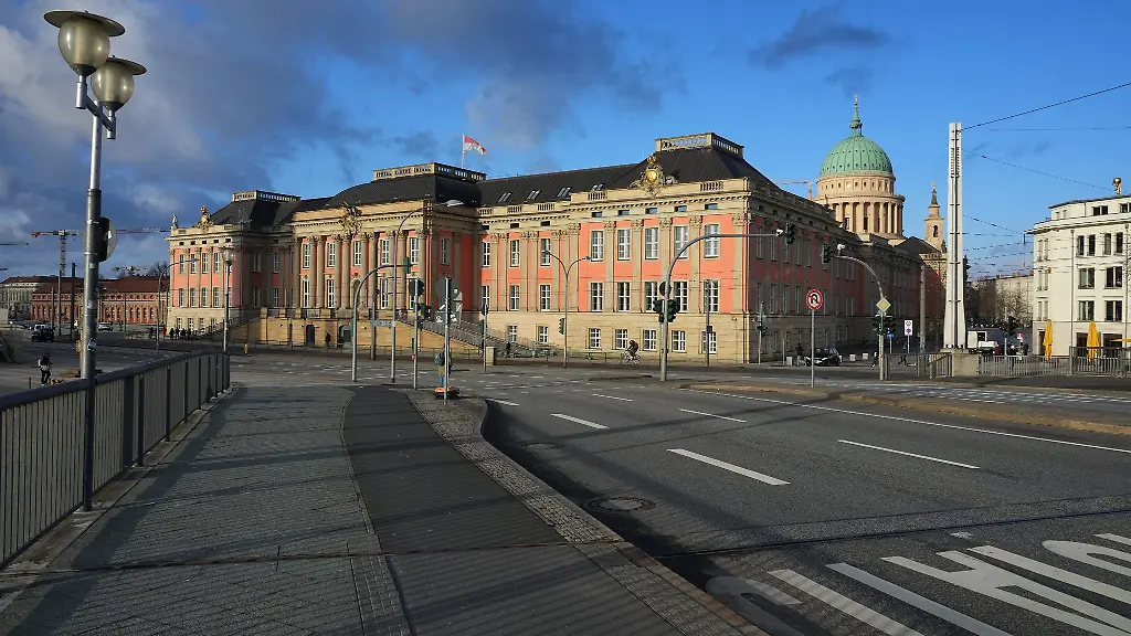 Der-Landtag-l-und-dahinter-die-Nikolaikirche-in-Potsdam