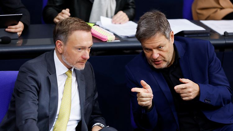 Die Wünsche der Ministerien übersteigen den Haushaltsrahmen für 2024 bereits um 70 Milliarden Euro: Habeck hat Sorge, dass er zu kurz kommt, Lindner lässt ihn auflaufen. 