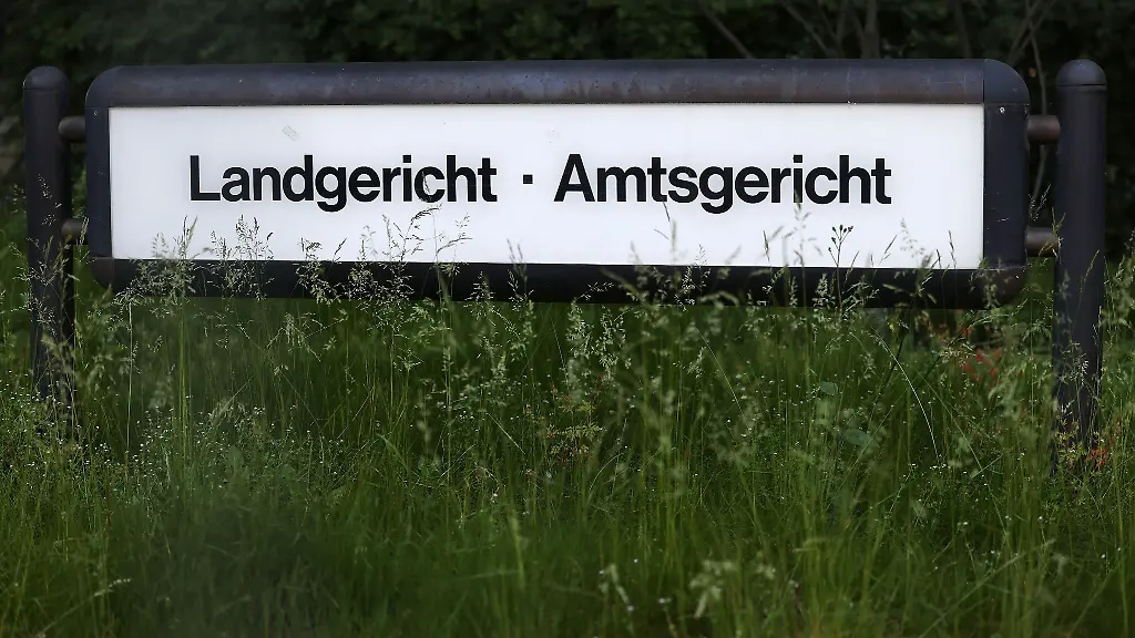 Ein-Schild-steht-vor-dem-Eingang-zum-Landgericht-und-Amtsgericht-in-Koeln
