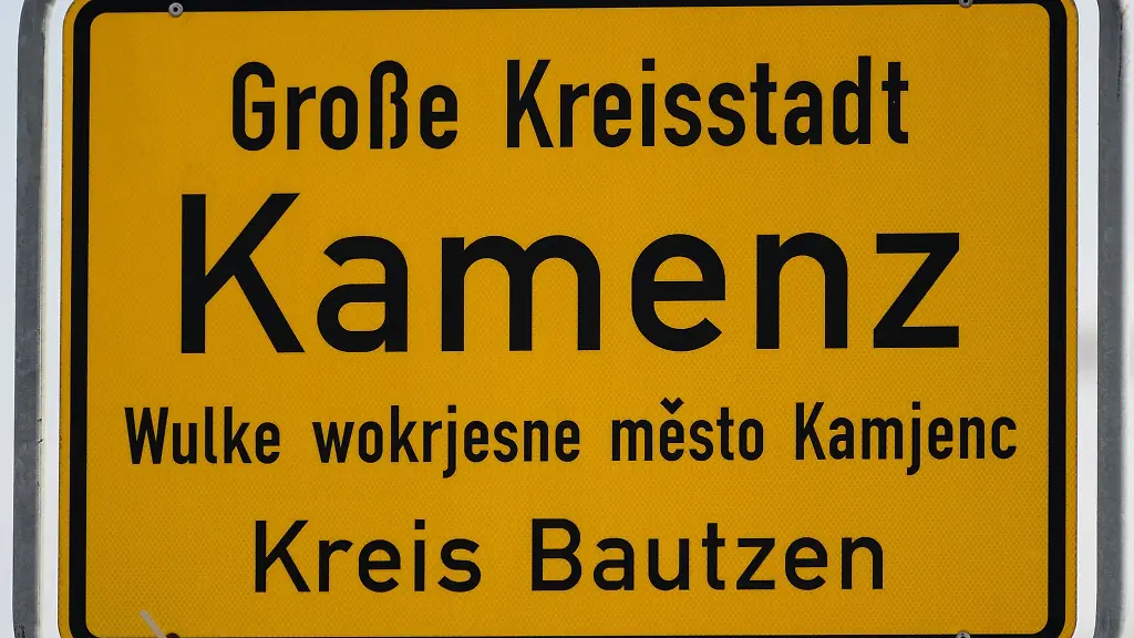 Ein-Ortsschild-steht-am-Ortseingang-der-Stadt-im-Landkreis-Bautzen