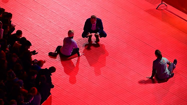 Bei Beginn der Protestaktion waren die Gäste bereits im Saal, der rote Teppich war weitgehend leer. 