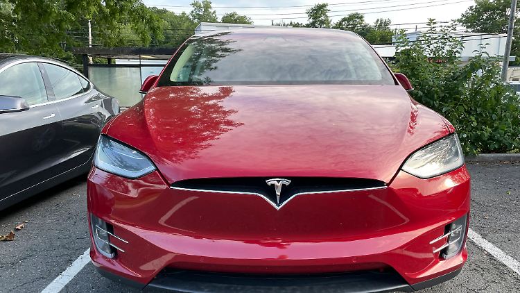 Unter verschärfter Beobachtung: Tesla-Modelle mit der Testversion für einen fortgeschrittenen Autopiloten können Unfälle verursachen und werden deshalb nun zurückgerufen. 