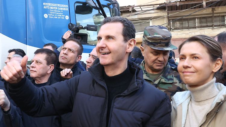 Sichtlich gut gelaunt zeigte sich Assad vor wenigen Tagen zusammen mit seiner Frau im Erdbebengebiet.