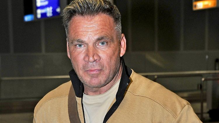 Lebt angeblich vom Geld seiner arbeitenden Noch-Ehefrau Iris: Peter Klein (hier möglicherweise in Shorts von Calvin Klein).