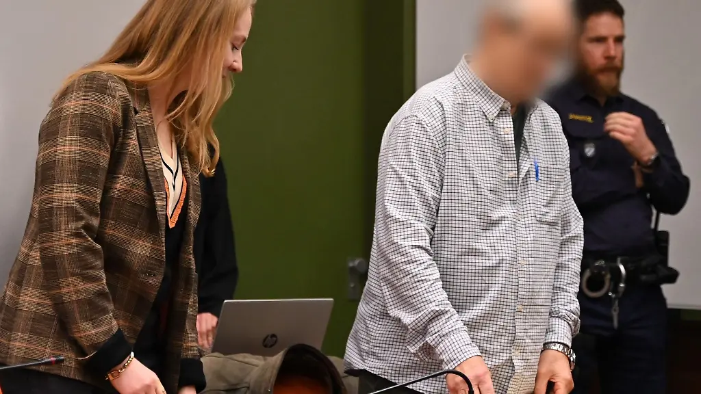 Der-70-Jahre-alte-Angeklagte-steht-vor-Prozessbeginn-am-Landgericht-Muenchen-I-im-Gerichtssaal-Der-Mann-soll-vor-45-Jahren-einen-69-Jaehrigen-mit-einem-kiloschweren-Moerserstoessel-in-dessen-Badezimmer-erschlagen-haben-um-seine-Wertgegenstaende-zu-stehlen