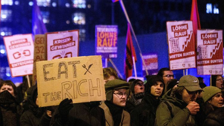 Während sich die Gäste drinnen im Walzertakt wiegen, protestieren draußen linke Gruppen gegen die wachsende Ungleichheit.
