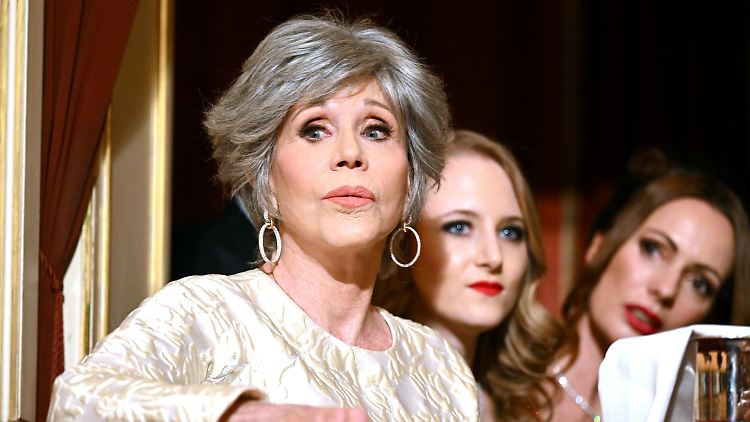 Jane Fonda beobachtet das Treiben aus ihrer Loge. Die Hollywood-Ikone dachte zuerst, sie sei für einen Opernbesuch nach Wien gereist.