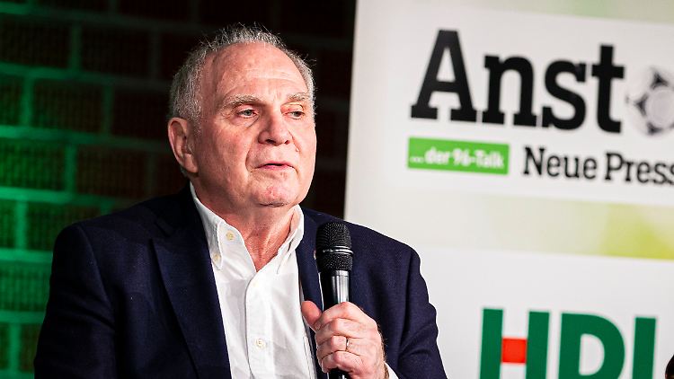 Uli Hoeneß redet in Hannover. 