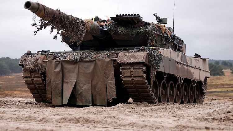 Ein Leopard 2 A6 Kampfpanzer rollt durchs Gelände.