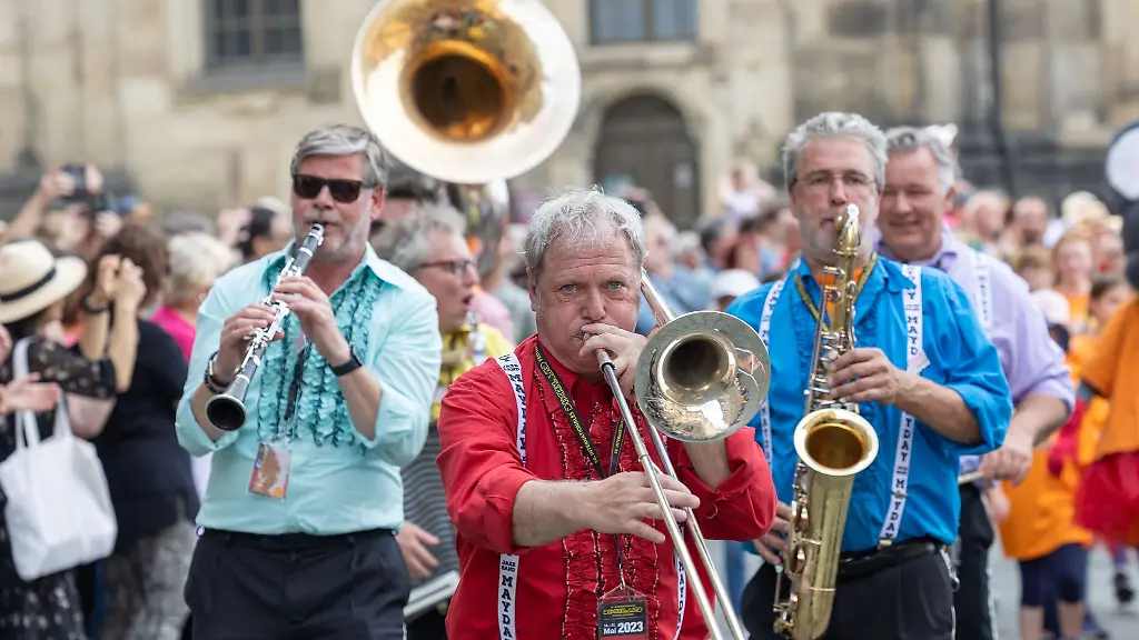 Dixieland-Parade-zum-Abschluss-des-51-Internationales-Dixieland-Festival-in-Dresden-Die-Oldtime-Jazz-Veranstaltung-aus-Sachsens-Landeshauptstadt-ist-europaweit-als-Hauptstadt-des-Dixieland-bekannt-und-zieht-jedes-Jahr-tausende-Besucher-an