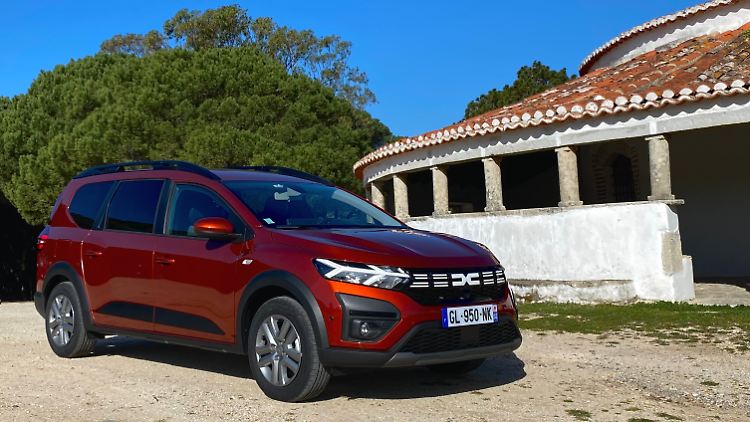 Stylische Tagfahrleuchten und das weiße Markenlogo des Dacia Jogger Hybrid sind Hingucker.