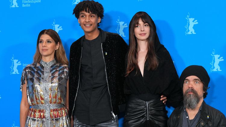 Die Schauspieler Marisa Tomei, Evan Ellison, Anne Hathaway und Peter Dinklage (v.l.) reisten zur Premiere der Komödie "She came to me" nach Berlin.