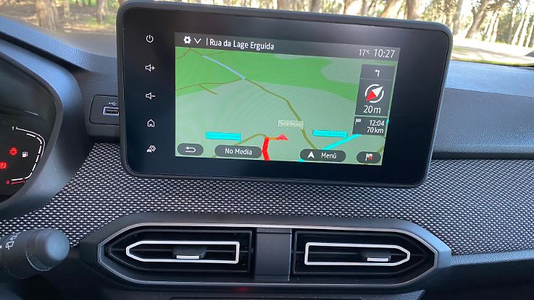Der hoch oben auf der Armaturentafel platzierte Touchscreen ist serienmäßig, eine Navigationsfunktion muss man sich mit 400 Euro extra erkaufen.