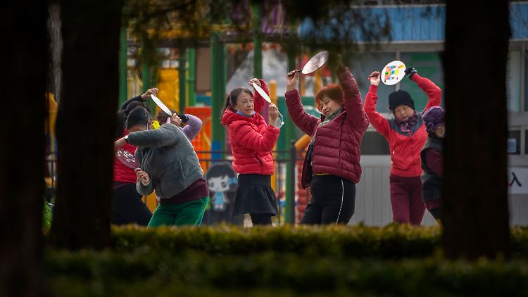 In Peking halten sich einige Frauen durch Tanzen im Park fit.