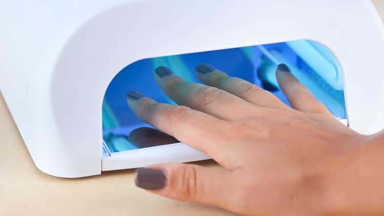 Um Nagellack schnell zu trocknen, nutzt man in Nagelstudios Geräte mit UV-Licht. 