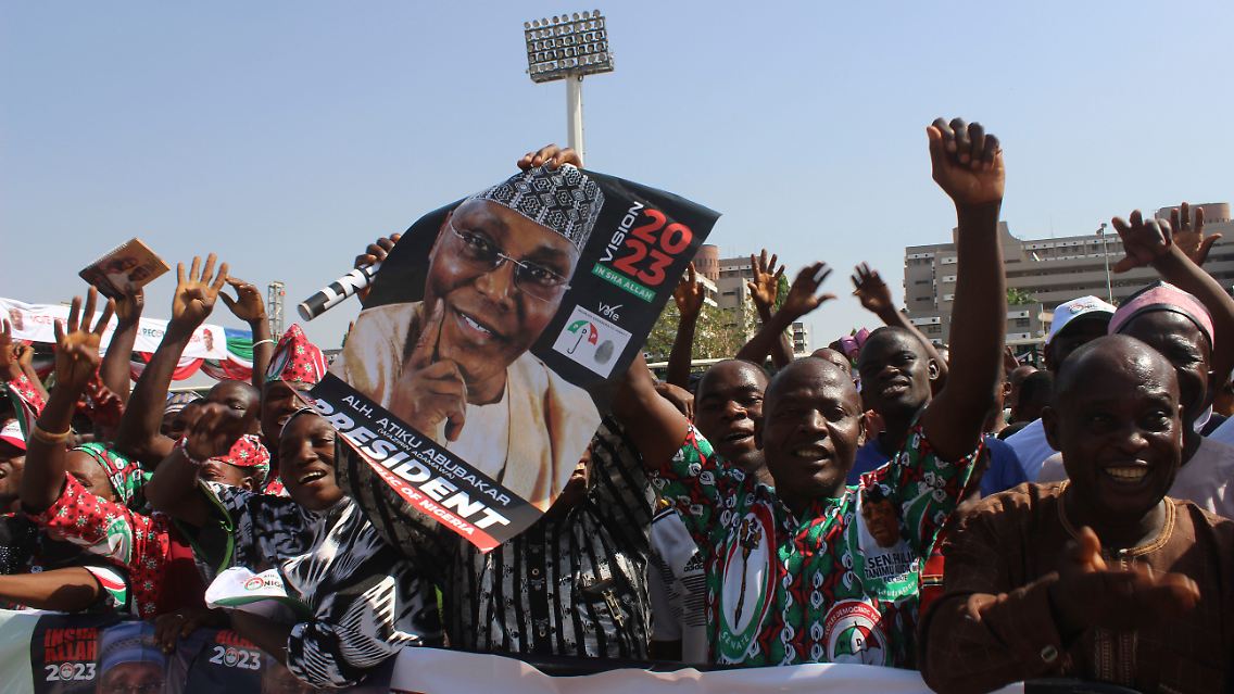 Anhänger feiern Abubakar Atiku, der von 1999 bis 2007 nigerianischer Vizepräsident war.