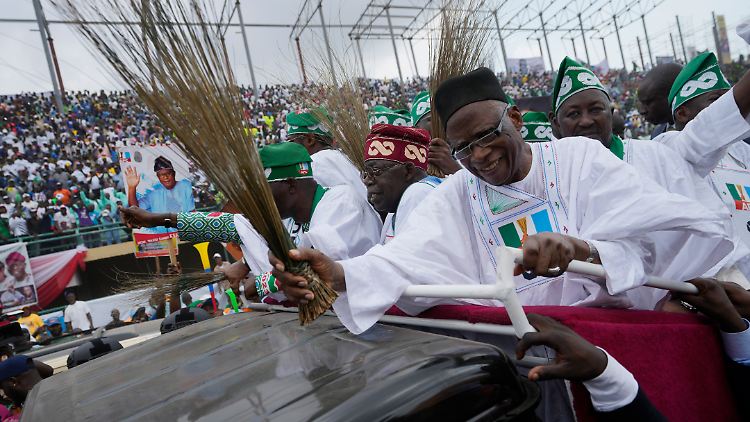 Da Nigerias amtierender Präsident Muhammadu Buhari nicht für eine dritte Amtszeit antreten kann, steht sein Parteifreund Bola Tibubu (Bild) zur Wahl.