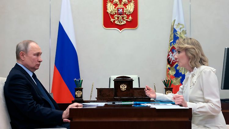 Die Kinderrechtsbeauftragte Lwowa-Belowa bedankt sich bei Kremlchef Putin für ihr ukrainisches Kind.