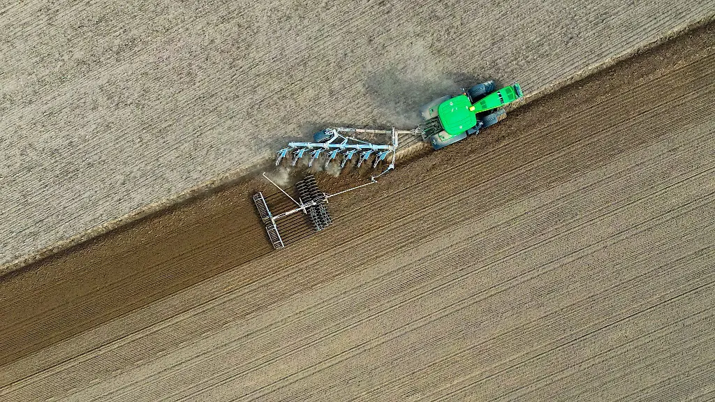 Ein-Landwirt-pfluegt-einen-Acker-im-Landkreis-Maerkisch-Oderland-in-Ostbrandenburg