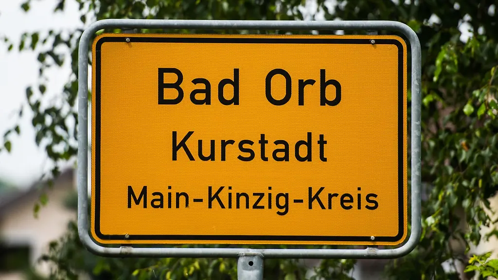 Das-Ortsschild-der-Kurstadt-Bad-Orb-steht-am-Ortseingang-In-der-Stadt-wurde-ein-Jugendlicher-beleidigt