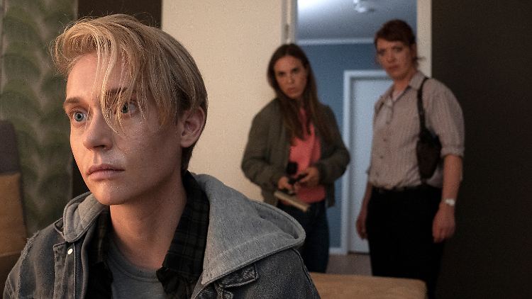 Was hat Daniel (l.) für ein Geheimnis vor den Kommissarinnen Katrin König und Melly Böwe (r.)?