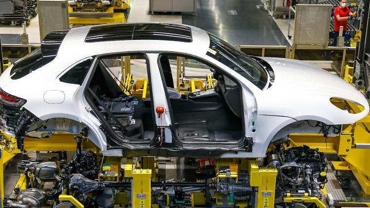 In der Autoindustrie ist die Liste abzuarbeitender Aufträge besonders lang.