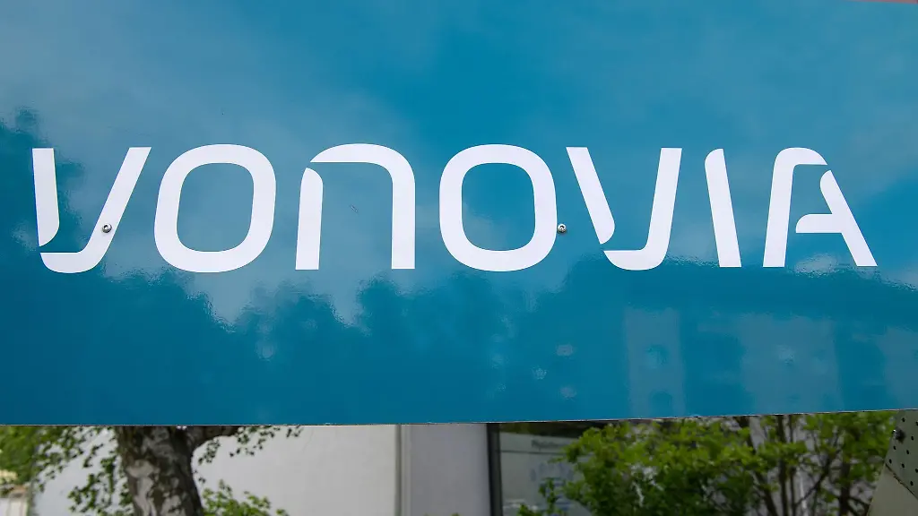 Der-Firmenname-des-Immobilienkonzerns-Vonovia-steht-auf-einem-Schild