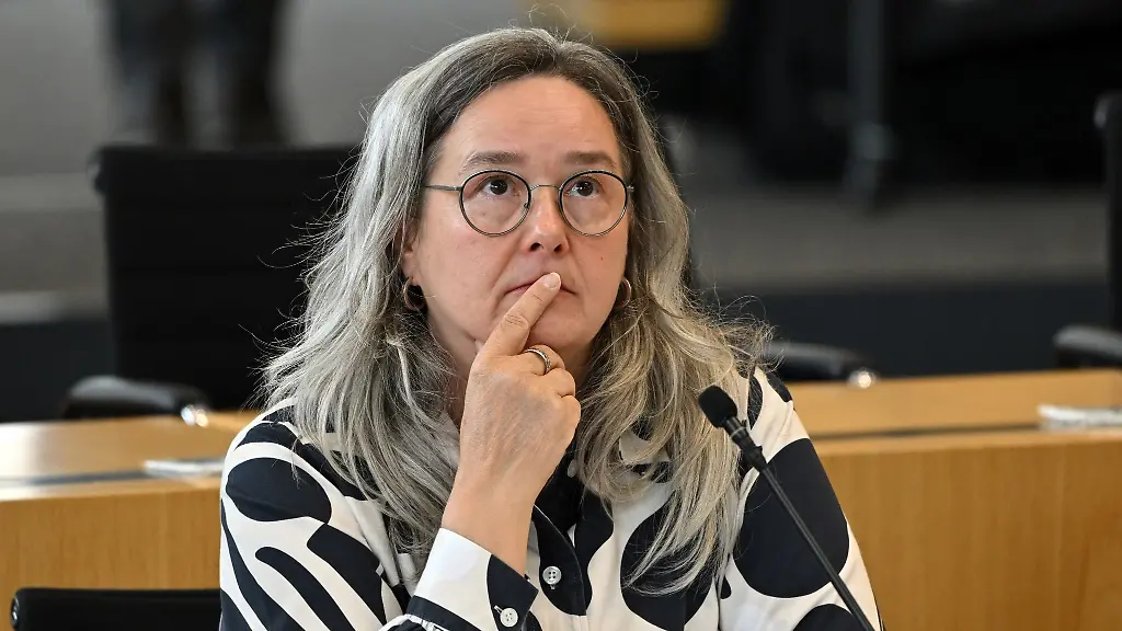 Thueringens-Gesundheitsministerin-Heike-Werner-sitzt-im-Plenarsaal-des-Thueringer-Landtags